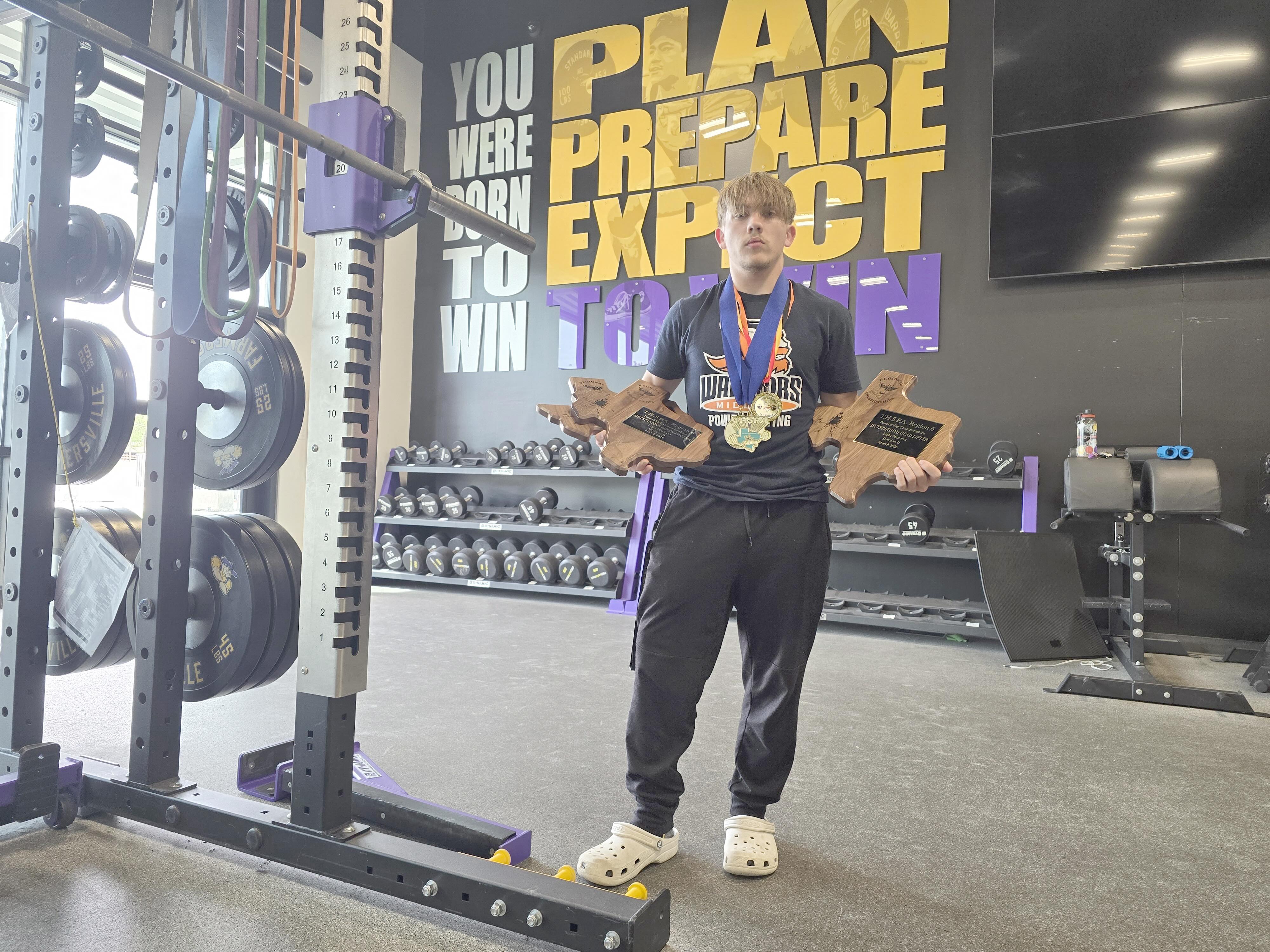 Bakken works through knee pain to win state powerlifting title